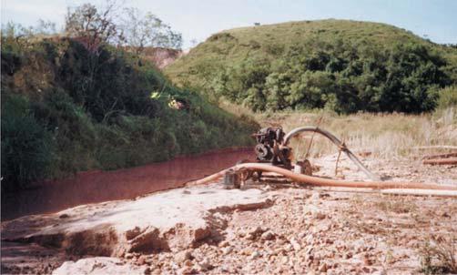equipamento para extração de areia (B) às margens do