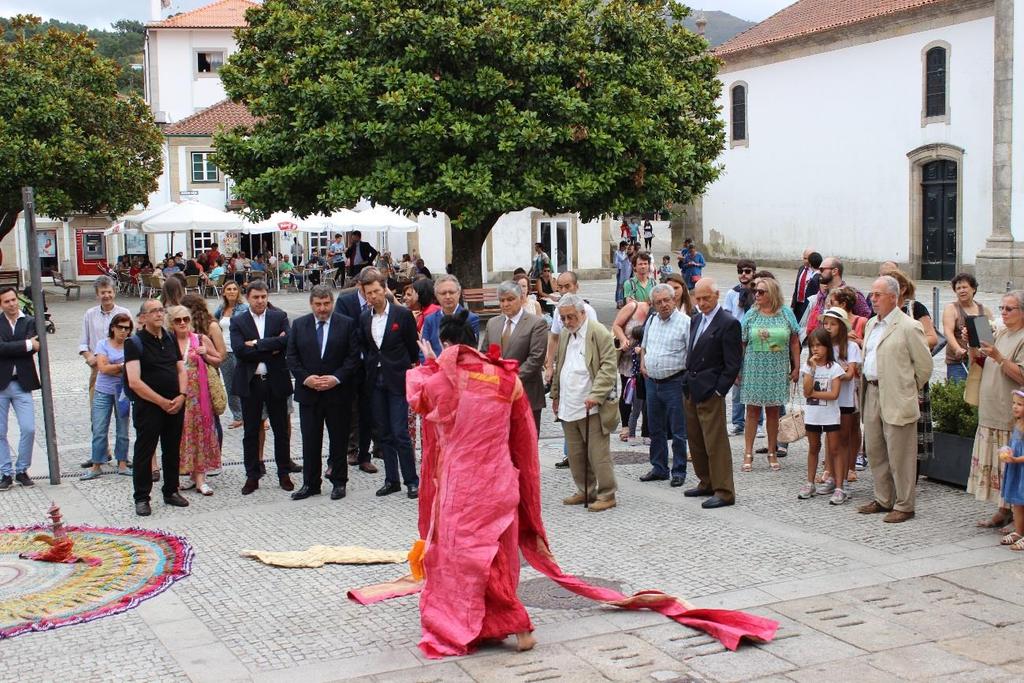 O Mundo a Dançar realiza-se anualmente na primeira semana de agosto, com a presença de grupos de folclore (autênticos, elaborados e estilizados) representando 10 países.