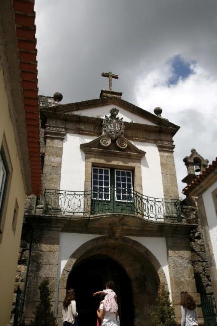 Capela de Nossa Sra. Da Ajuda Uma capela sobre a porta da Vila. Guardaria a Nossa Senhora da Ajuda esta importante passagem? Não foi acaso ser colocada aqui.