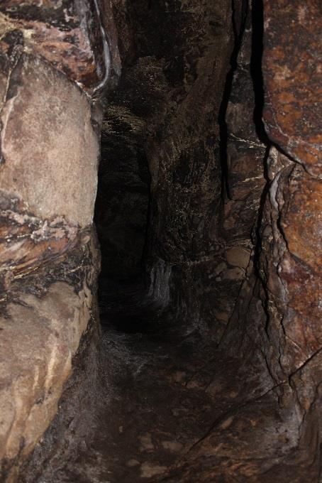 À saída do túnel encontram-se dois tanques, escavados na rocha, colocados contiguamente com um pequeno desnível entre eles, destinados a decantação.
