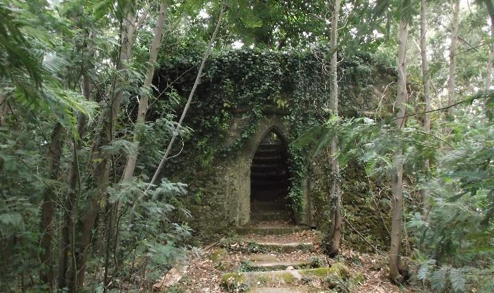 Atalaia Para seguir para o Forte de Atalaia (ou bateria da Mota) será necessário, a meio da subida, abandonarmos a estrada alcatroada, para alguns metros andados num piso de terra batida, pararmos em