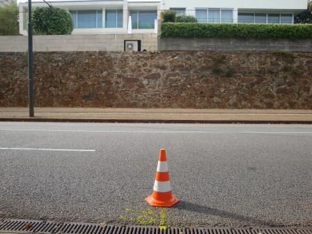 º km Na Rua de Sobreiras, alinhado com a esquina de betão que está depois do ar