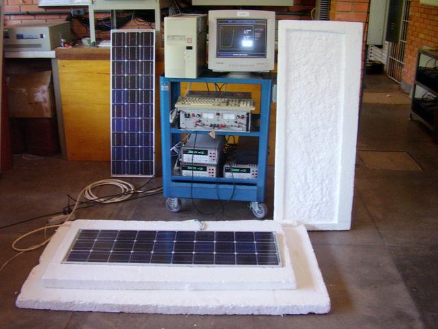 48 Para os ensaios feitos com o módulo iluminado, a radiação solar é usada tanto para a polarização do módulo quanto para seu aquecimento.