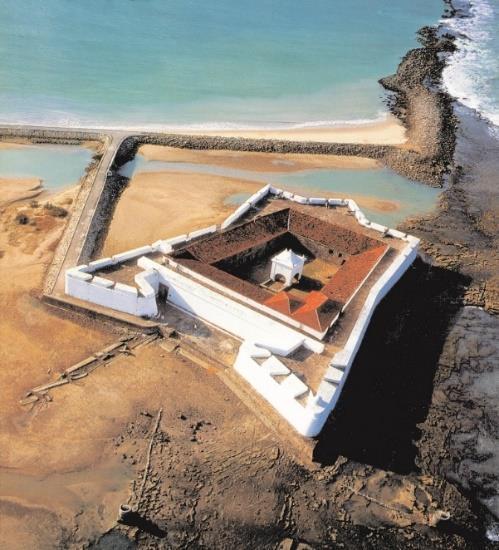 Atacado em 1596 por treze navios franceses, o Forte foi reconstruído pelos habitantes locais em 1603.