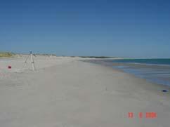 Dissertação de Mestrado Capítulo IV ISL 4 Praias intermediárias expostas e praias abrigadas, ambas de areia fina a média DESCRIÇÃO: Estas praias possuem declividades moderadas a íngremes, variável
