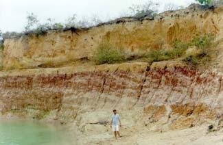 quais também podem formar-se em locais relativamente planos pelo carreamento da matriz fina do conglomerado pelas águas de drenagem pluvial, deixando os seixos livres.