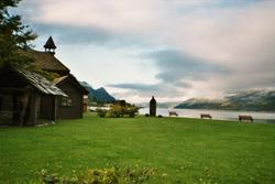 pagina 4 DIA 5 / TERCA-FEIRA BERGEN - LOFTHUS Café da manhã no hotel. A cidade de Bergen é uma das mais antigas da Noruega e está situada em um promontório às margens do Mar do Norte.