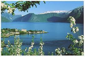 Continuando, saída para o hotel em Lofthus, localizado no coração de uma impressionante paisagem no Hardangerfjord.