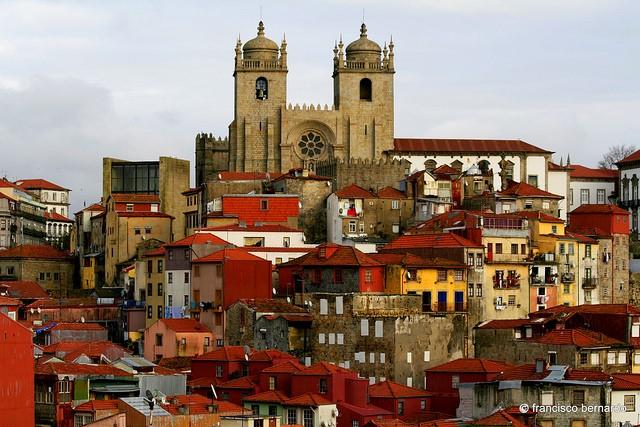 Tour do centro histórico com passagem pela Torre dos Clérigos, pela catedral do século XVIII, Estação de S.