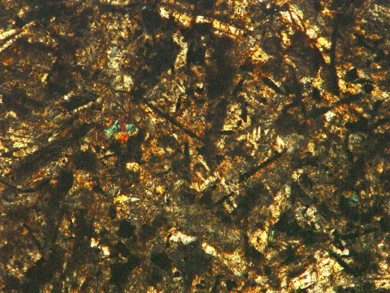 interstícios dos grãos de plagioclásio em dique de diabásio da região de Santa Maria Madalena.