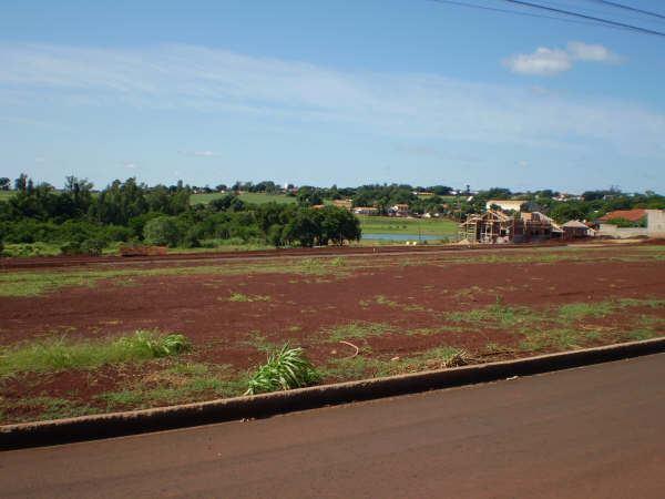 Figura 9: Fundo de vale nas proximidades do lago Municipal A relativa planura das baixas vertentes também é um fator que tem favorecido a não existência de formas