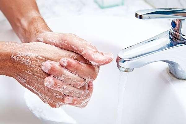 Higienização das mãos Água e sabonete líquido Sujas ou