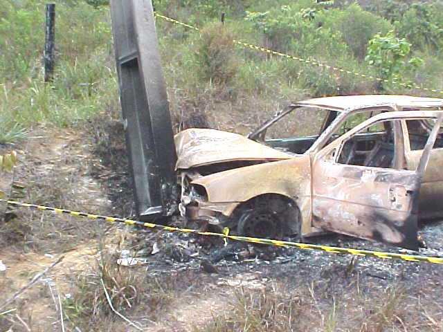 carro em contato com a base do