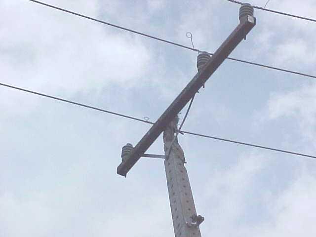 Com o impacto, um dos cabos de 13,8kV saiu do isolador.