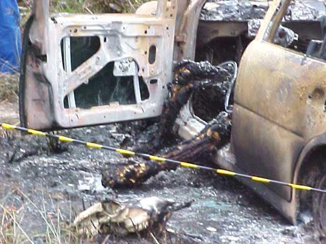 Muito provavelmente a iniciativa do motorista de tentar sair do carro provocou a