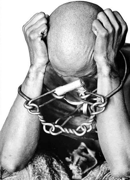 ESCRAVIDÃO AFRICANOS Violências contra os escravos: Físicas (castigos, torturas, péssimas condições de higiene, escorbuto) Psicológicas (saída da África, banzo, separação das famílias) Culturais