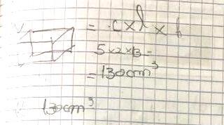 Problema 1. O aluno apresenta indícios do cálculo do volume do paralelepípedo (determina o produto das 3 dimensões), no entanto multiplica novamente por outra dimensão.