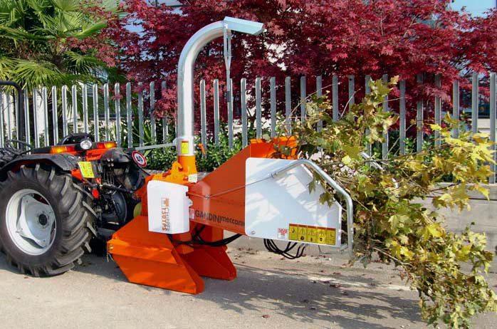 BIO TRITURADOR CHIPPER 150 CHIPPER 150 TPS 11 215,00 SUSPENSO AOS 3 PONTOS P.T.O. 540 rpm Potência do tractor 25 a 50 cv Boca 150x150 mm 2 rolos de alimentação com motores hidráulicos independentes