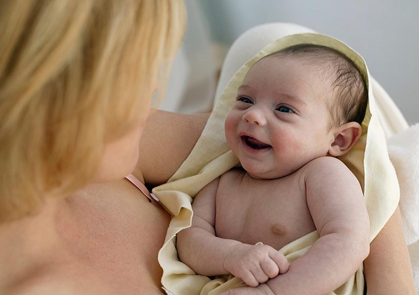 A primeira mamada Representa mais papel de vínculo (mãe-filho) do que papel nutricional;