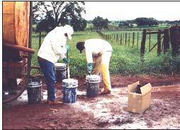 7 Contaminação do solo Figura 01: Exemplo de contaminação do solo e do lençol freático por agrotóxicos no momento do preparo da calda de pulverização.