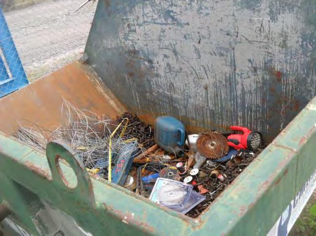 Flagrante de utilização inadequada dos contenedores de resíduos a disposição para uso dos trabalhadores.
