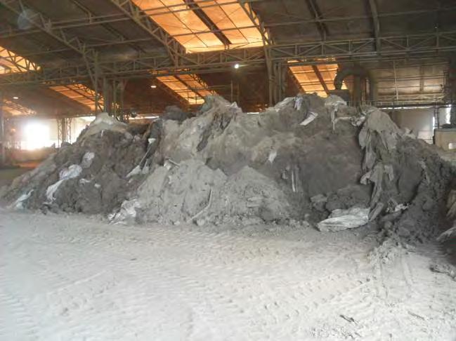 O galpão possui o equipamento de peneiramento e áreas para secagem e armazenamento de material pronto para uso. Foto 44: Votorantim Cimentos.