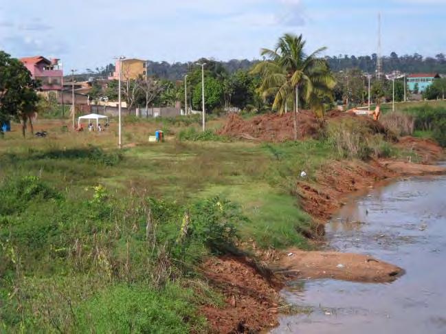 Remoção de plantas aquáticas no Igarapé Altamira.