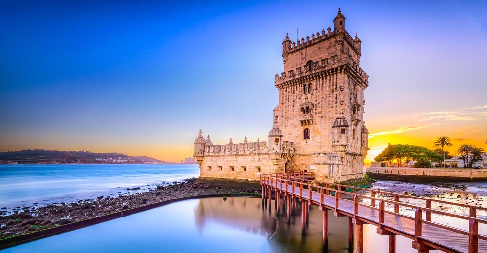 Hot topic Setor hoteleiro Portugal está na moda e o fenómeno do aumento exponencial de turistas (20,6M hóspedes em 2017, mais 1,7M que no ano anterior) obriga a que, cadeias hoteleiras e outros