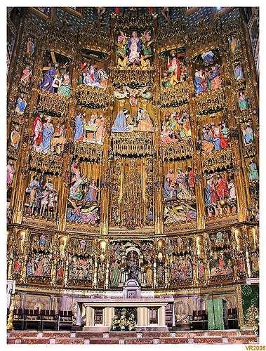 Retábulo (obra de arte que fica atrás dos altares) da capela-mor da igreja de São Francisco, em São João del-