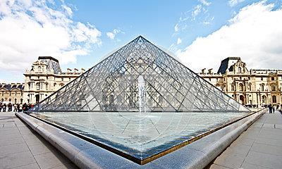 27 Museo da Grelha e a pirâmide de vidro, Paris Fonte: https://pt.