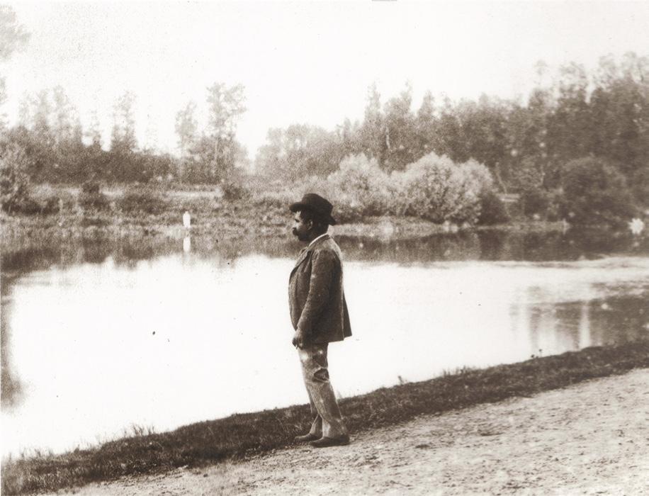 Figura 4.15 António Ramalho em Auvers-sur-Oise. c. 1883-1884, col. Tourett. Fotografia de Paul Denis, reproduzida em: Autour de Paul Denis, 2007, p. 69.
