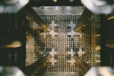 84 necessárias para tais finalidades. Para tal, a placa matriz que sustenta o núcleo do reator possui 900 furos espaçados entre si por 15 mm, em um arranjo de 30x30.