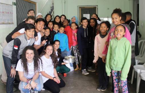 11 Adolescentes do Semente no preparo de refeições nutritivas com o Grupo Brasil-Indonésia/ Mosaic CISV- Campinas