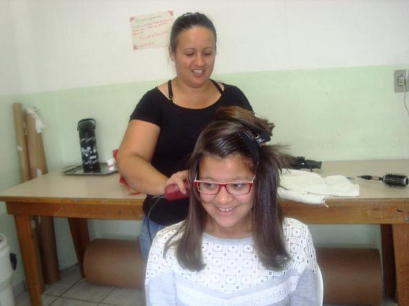 Dando sequência ao trabalho desenvolvido pelos cabelereiros, em outro dia aconteceu a oficina de cuidados com o cabelo e pele, orientada pelas educadoras Anália e Daniela.