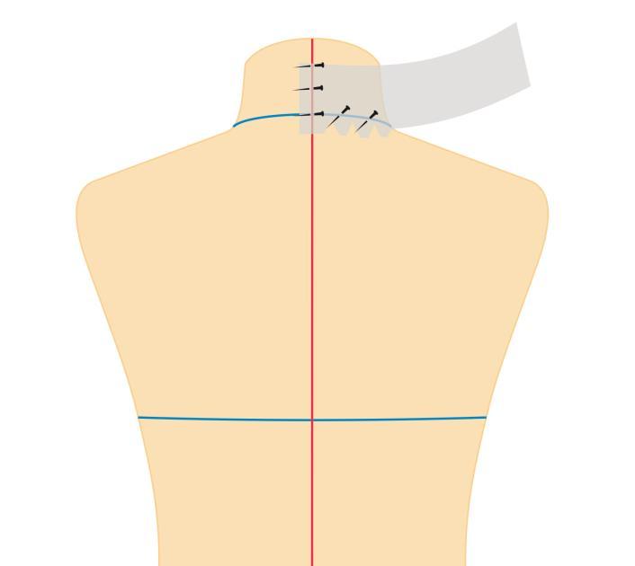 4. Posicionar o retângulo no pescoço do manequim e fixar com dois alfinetes. Manter a gola perpendicular, dar vários piques e contornar o pescoço. Cortar o excesso de tecido.