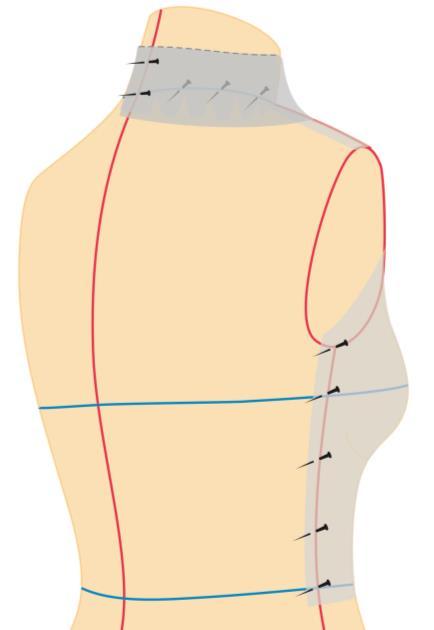 Dobrar a gola na altura do colarinho definido anteriormente, em seguida, marcar o centro das costas na parte caída da gola.