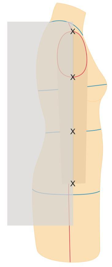 3. Posicionar o papel no manequim, fixando-o no ombro (deixar espaço para cima) e marcar (FIGURA 67): Ombro (a) Cava (b) Cotovelo (c) (marcar na linha da cintura) 4.