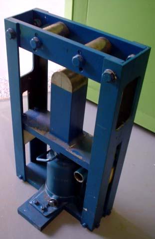 51 Figura 3.15: Dispositivo usado nos ensaios de dobramento.
