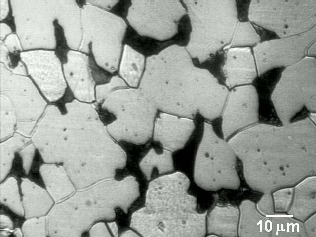 7: Fotomicrografias do aço carbono ASTM A36; (A) vista geral e (B)