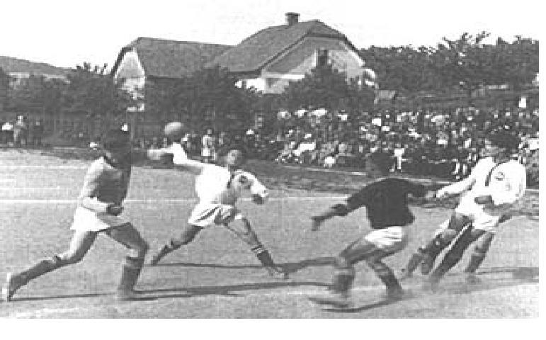 Em 1919, o professor alemão Karl Schelenz reformulou o Torball, acrescentando novas regras e alterando seu nome para Handball.