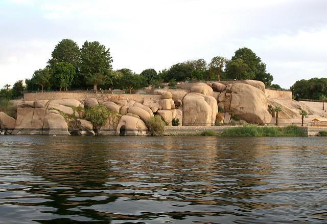 Continuação da visita à represa de Aswan e ao Templo de Pilae. Noite a bordo.