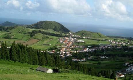 Tempo para passeio no centro da vila, ou compras, nas várias lojas de artesanato de objetos em marfim e osso de baleia; travessia da ilha, de sul a norte, passando ao lado da montanha do Pico, Vila