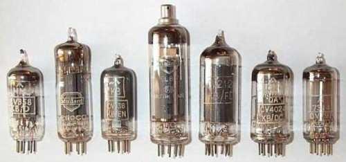 Primeira Geração (anos 40 e 50) Segunda Geração (anos 50 e 60) A principal necessidade era substituir as válvulas elétricas por uma nova tecnologia que permitisse um armazenamento mais discreto e não