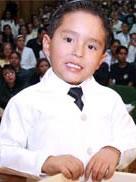 MAXIMILIANO ARELLANO DE LA NOÉ (7 ANOS) - MÉXICO MEDICINA Com 3 anos, Max sabia todas as capitais do mundo. Depois, começou a se interessar por livros de medicina.