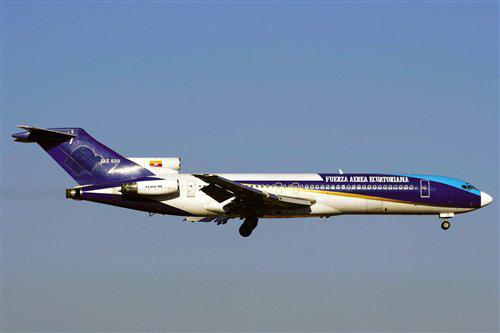 O primeiro 727-100 voou em 9 de Fevereiro de 1963 e o Certificado Tipo da FAA foi recebido em 24 de Dezembro do mesmo ano.