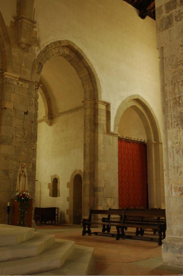 Fig. 8 Igreja de Santa Clara de Santarém, Cabeceira, Capelas Sul As naves são separadas por elegantes arcos