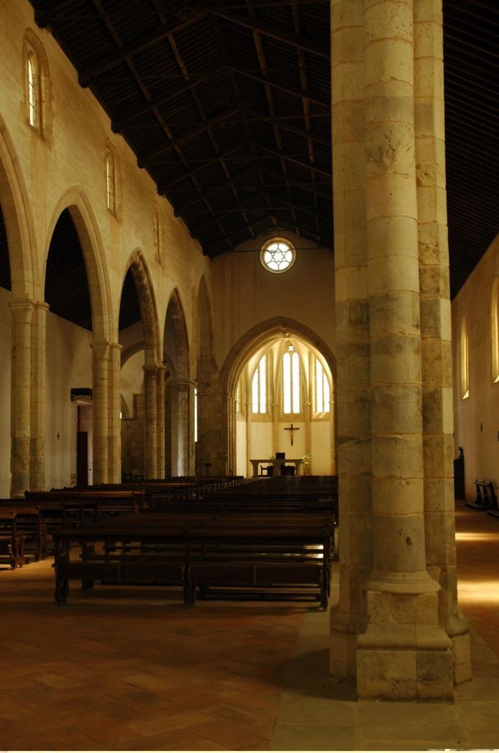 Quanto à cobertura, nave e transepto apresentam revestimento de madeira, enfatizando deste modo, a simplicidade