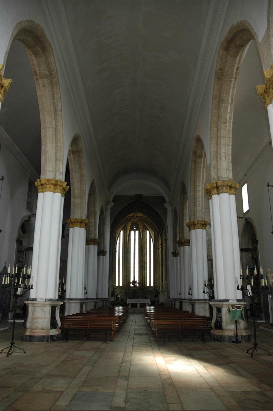 O transepto e naves de S. Domingos de Elvas foram intervencionados em época pós medieval e distanciam-se hoje do seu primitivo aspecto.