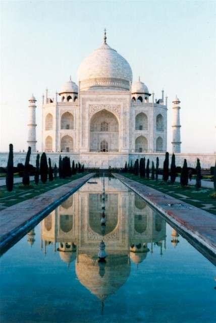 Uma reflexão O Taj Mahal é simétrico pela transformação de reflexão, ou seja possui uma invariância sob reflexão Como se comportariam as leis da Física F em um mundo refletido