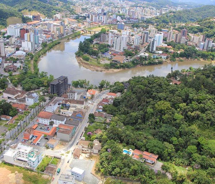 Para os hóspedes menores de idade, o chefe da delegação deve, no ato do credenciamento, apresentar a documentação com a autorização dos pais ou responsáveis pelo menor.